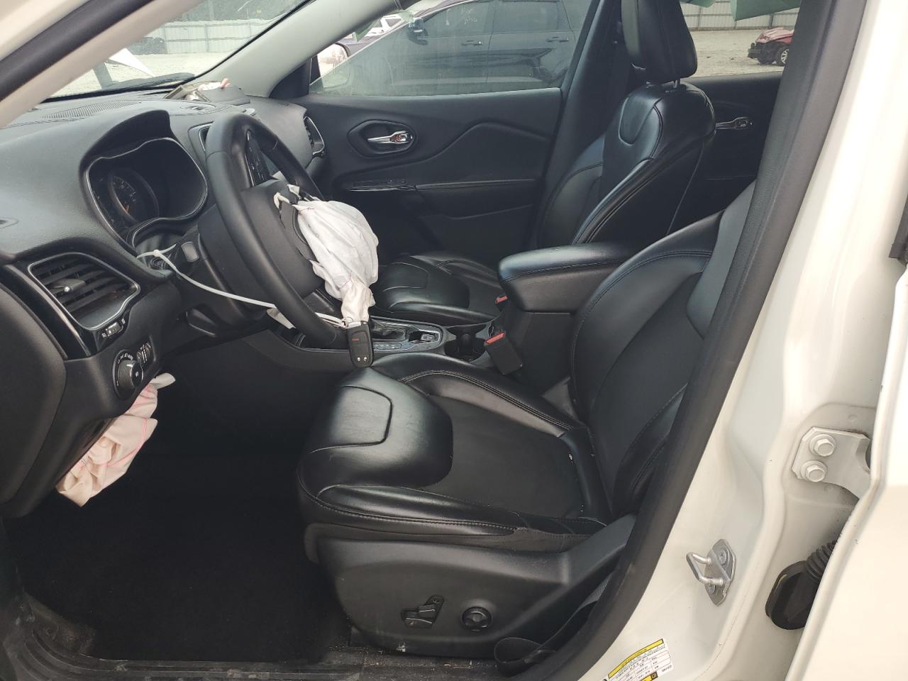 2019 Jeep Cherokee Latitude Plus VIN: 1C4PJLLB2KD411373 Lot: 81823075