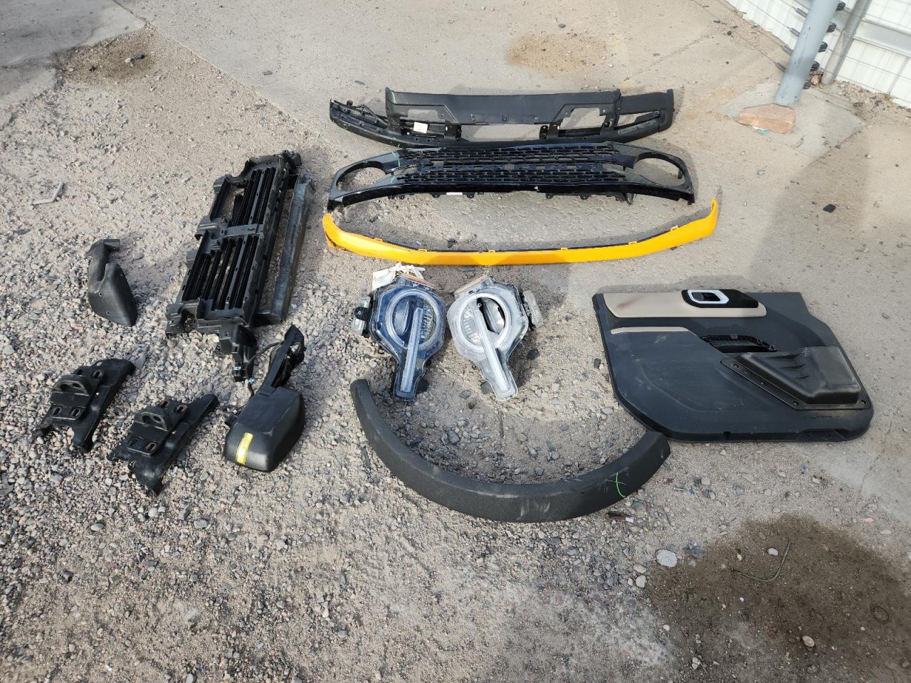 2022 Ford Bronco Base VIN: 1FMEE5DP1NLB81462 Lot: 80701415