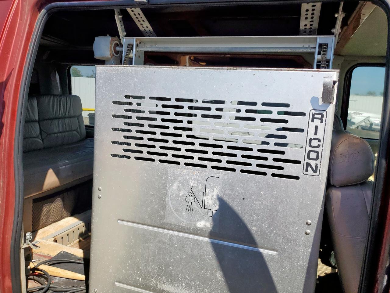 1999 Ford Econoline E250 Van VIN: 1FDPE24L8XHA50555 Lot: 83813105