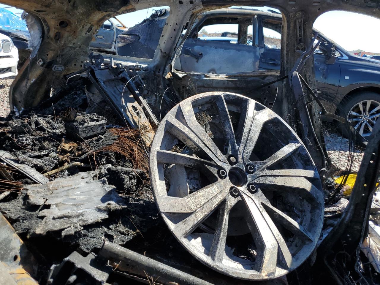 2022 Volvo Xc60 T8 Recharge R-Design VIN: AZ400967 Lot: 83861875