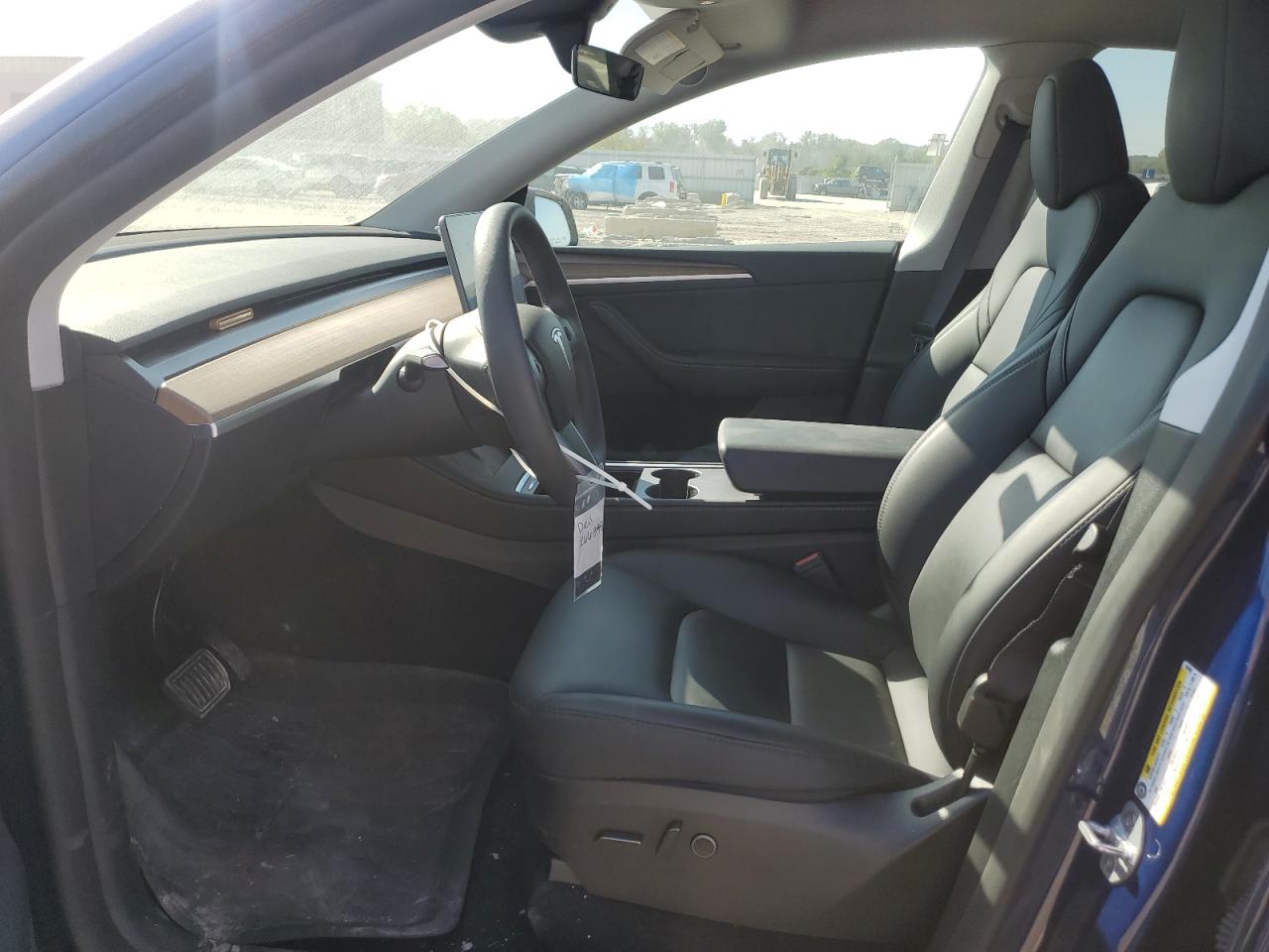 2024 Tesla Model Y VIN: 7SAYGDEE5RA266395 Lot: 84393875