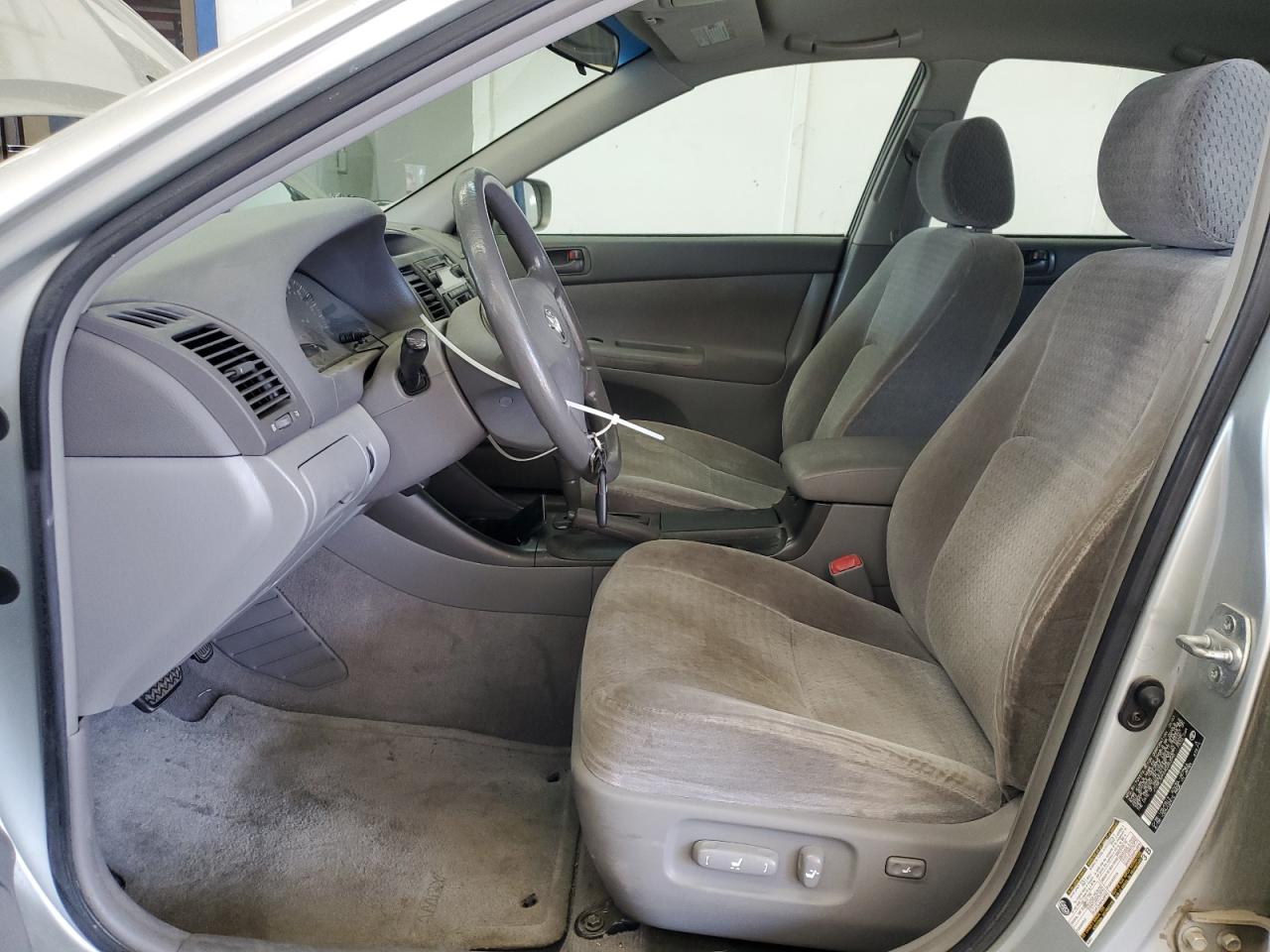 2004 Toyota Camry Le VIN: JTDBE32K640250990 Lot: 80534935