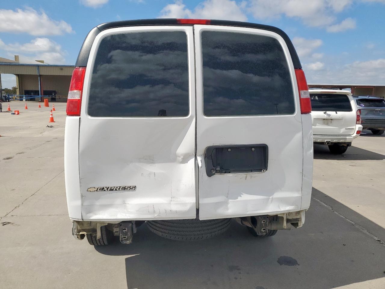 2021 Chevrolet Express G2500 VIN: 1GCWGAFP1M1308052 Lot: 81656165