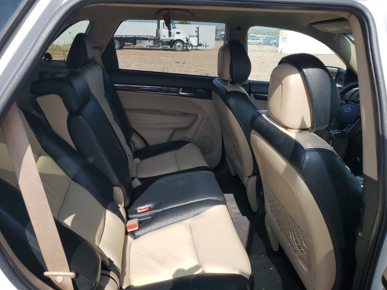 2011 Kia Sorento Base VIN: 5XYKTCA17BG143498 Lot: 83870305