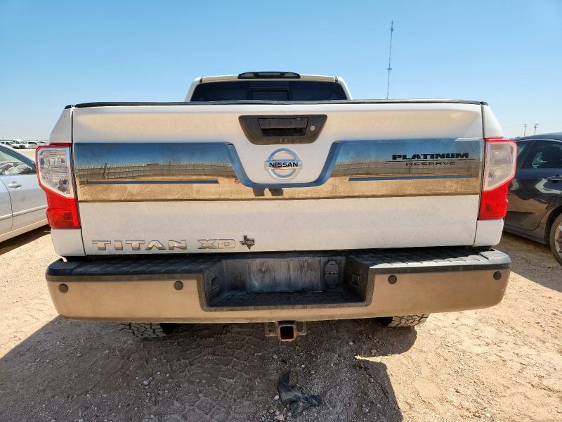 Pickups NISSAN TITAN 2016 Biały