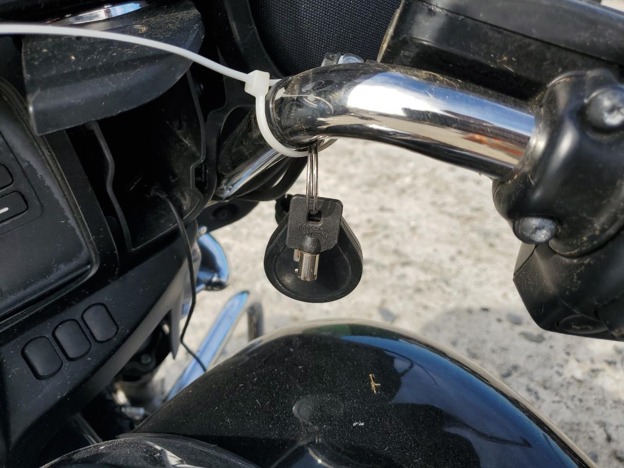 2017 Harley-Davidson Flhx Street Glide VIN: 1HD1KBC19HB638700 Lot: 84440575