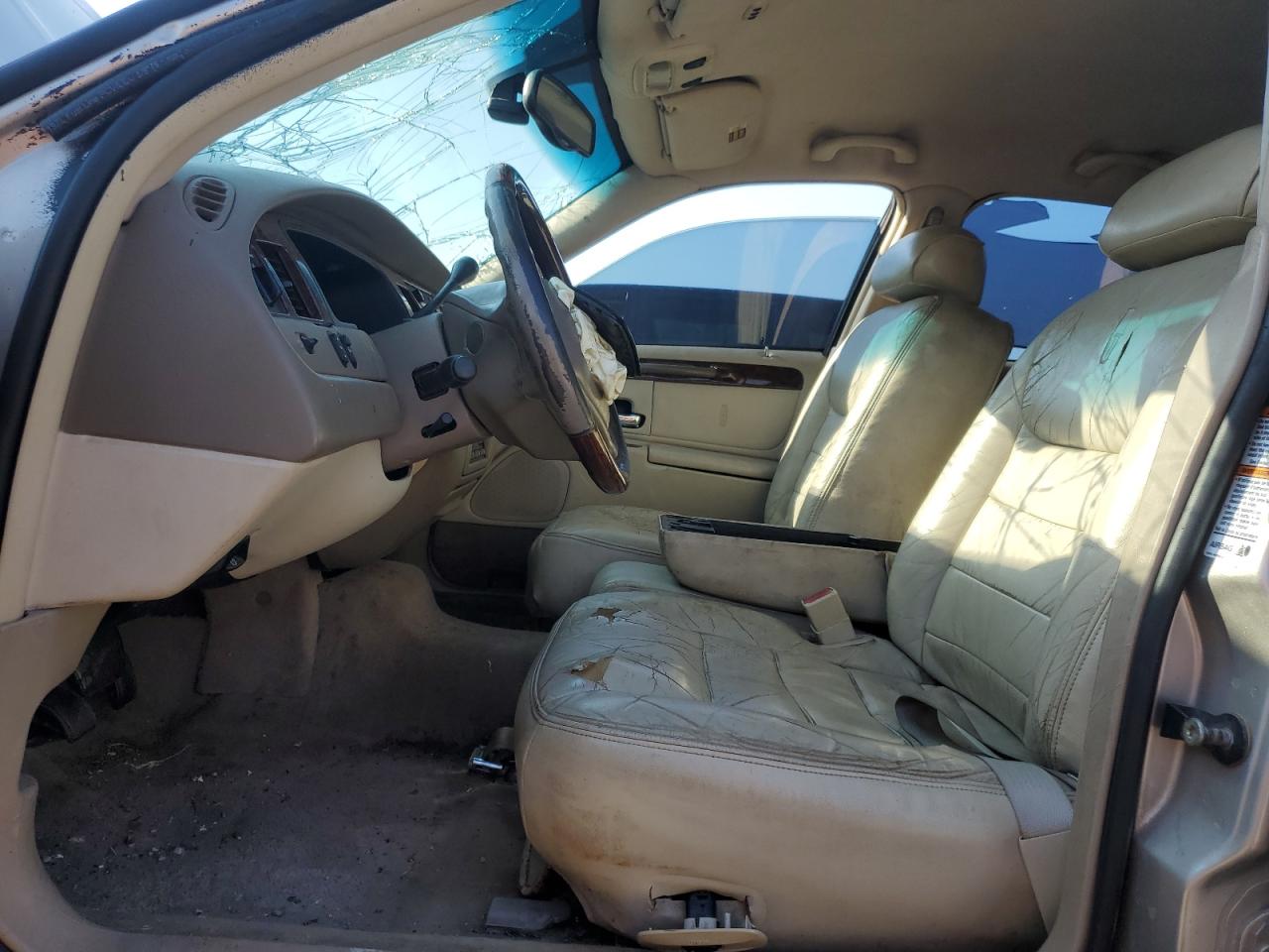2002 Lincoln Town Car Signature VIN: 1LNHM82WX2Y637646 Lot: 70928445