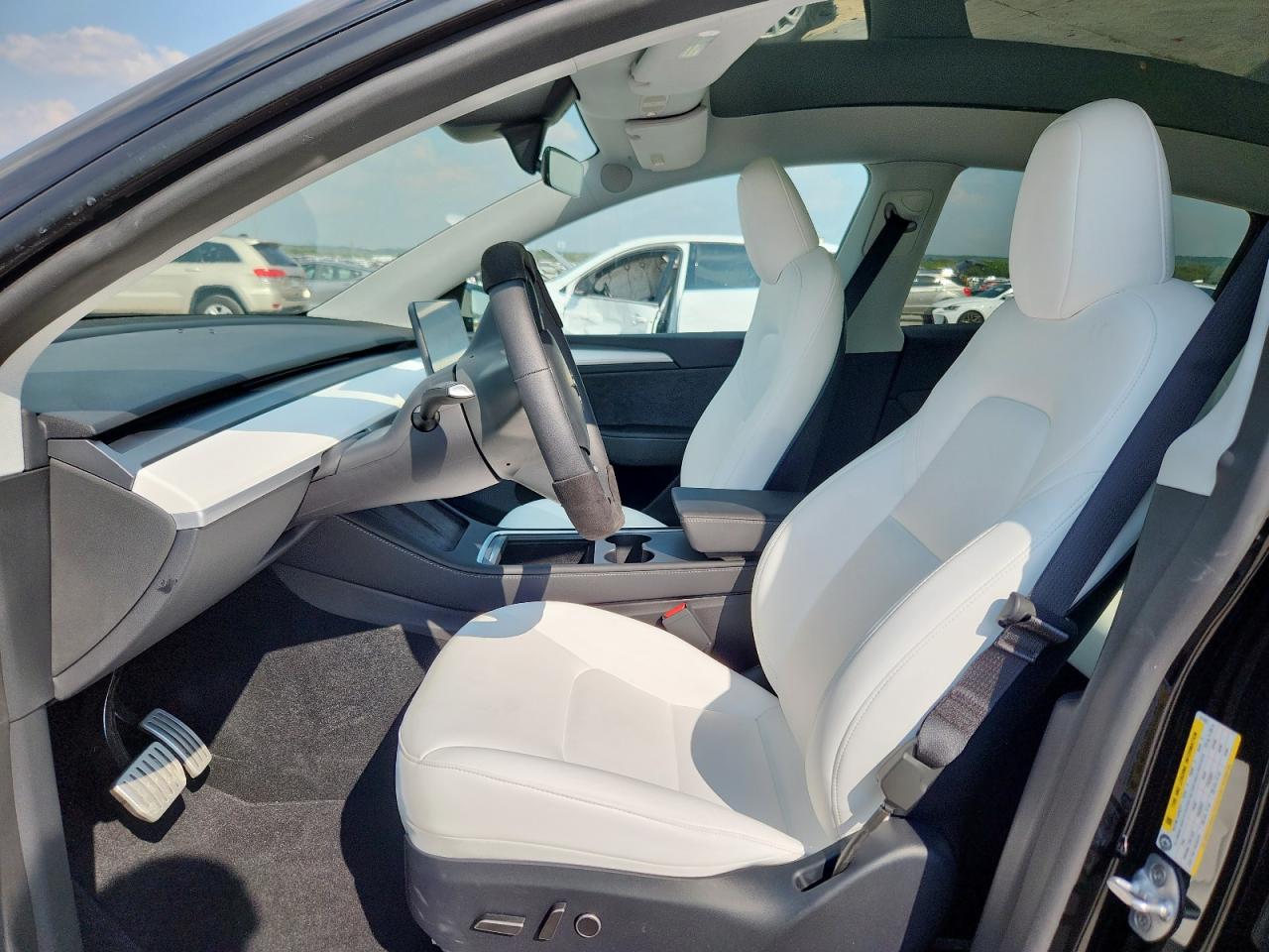 2024 Tesla Model Y VIN: 7SAYGDEF0RA317021 Lot: 70458195