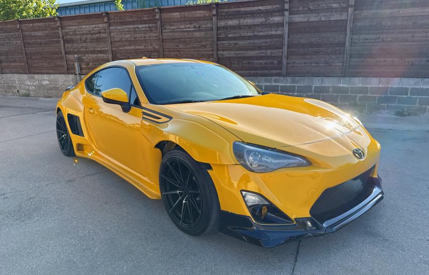Coupet TOYOTA SCION 2015 Żółty