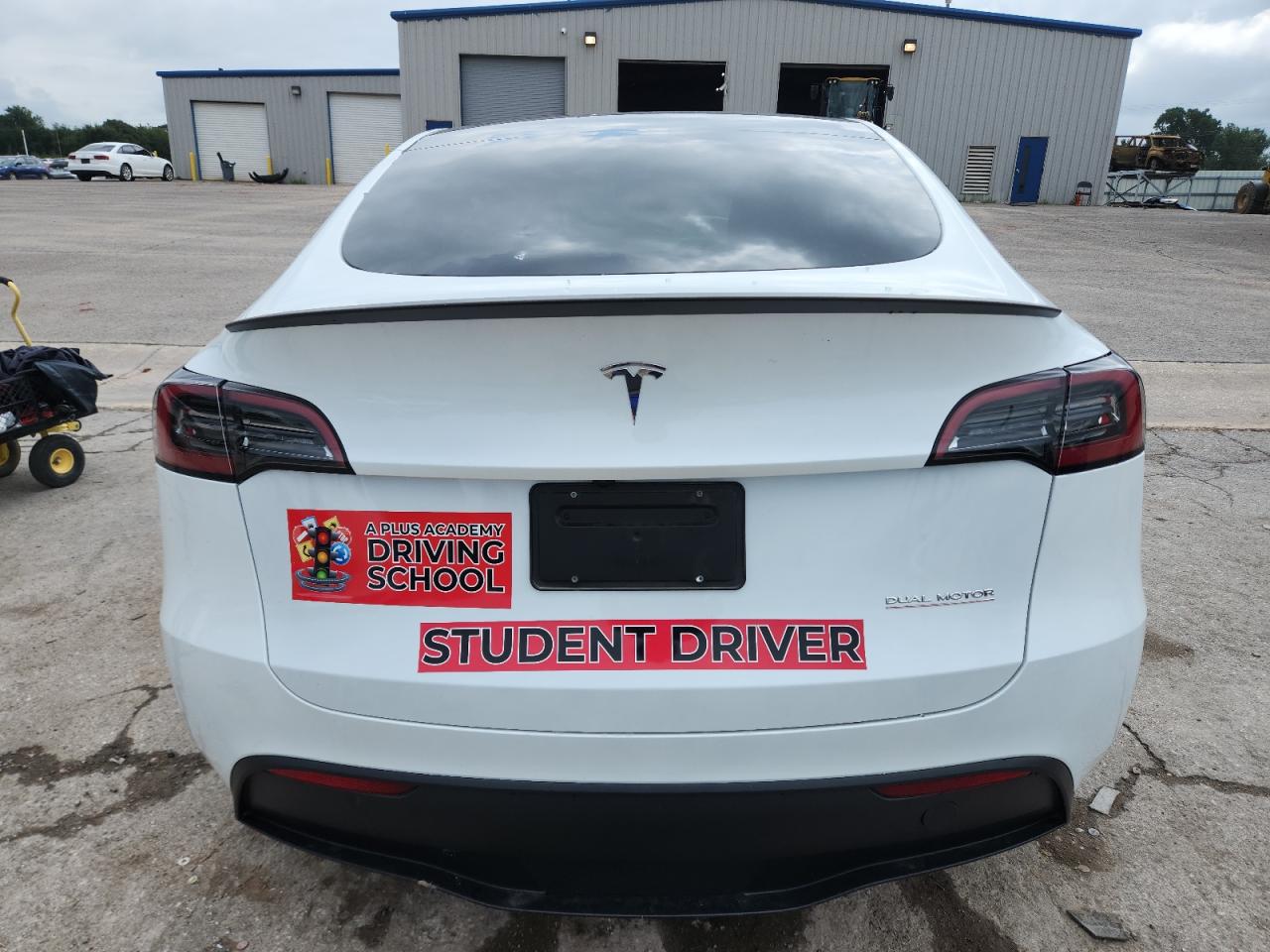 2024 Tesla Model Y VIN: 7SAYGDEF9RA320712 Lot: 71048945