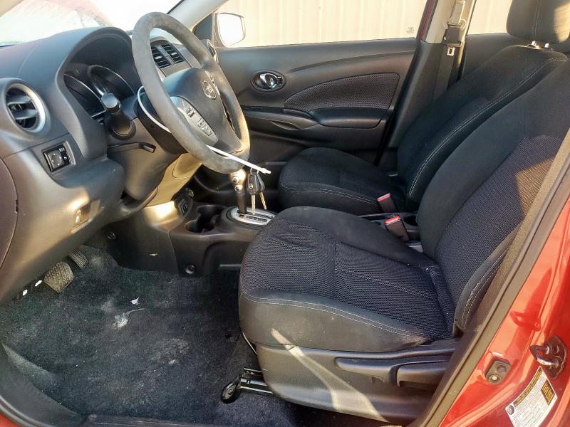  NISSAN VERSA 2017 Красный