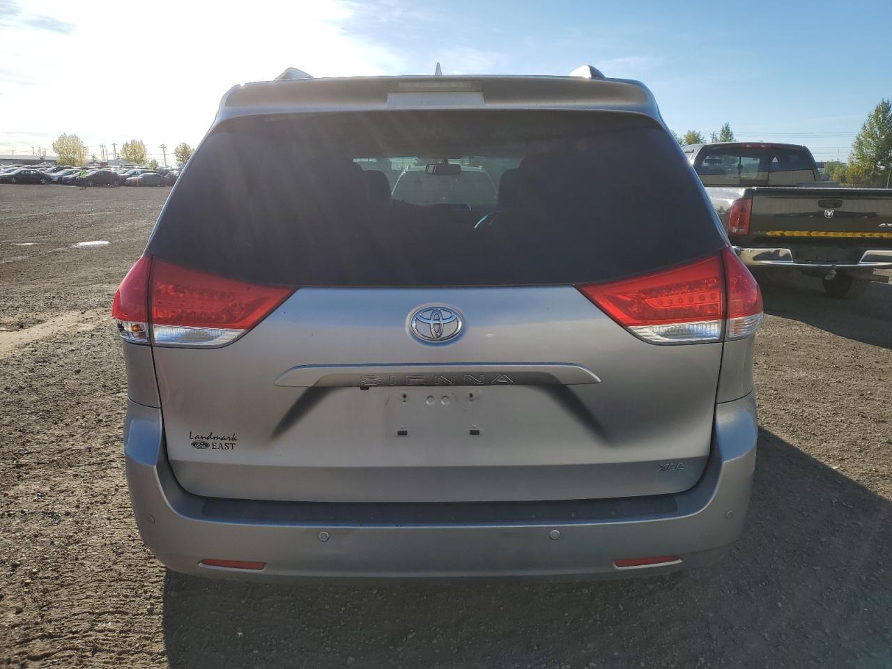 2011 Toyota Sienna Xle VIN: 5TDYK3DC5BS037872 Lot: 81251495