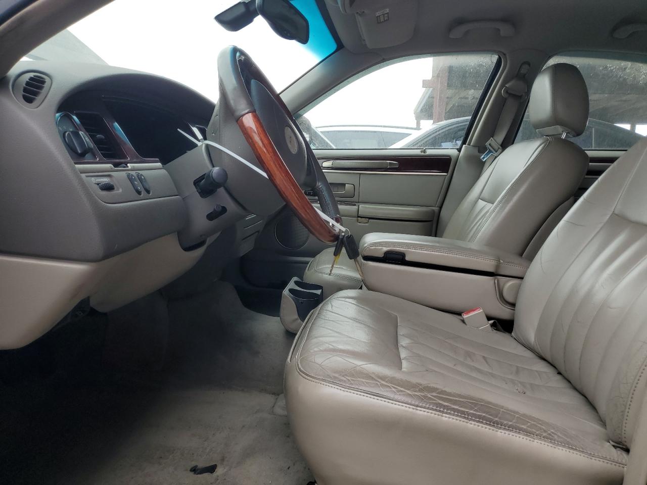 2003 Lincoln Town Car Signature VIN: 1LNHM82W13Y618811 Lot: 84031755