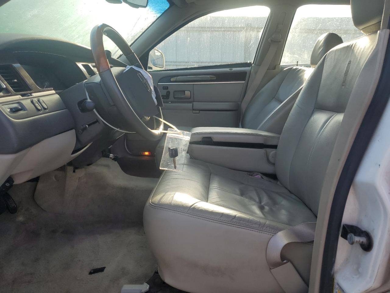 2009 Lincoln Town Car Signature Limited VIN: 2LNHM82V19X633700 Lot: 80480435