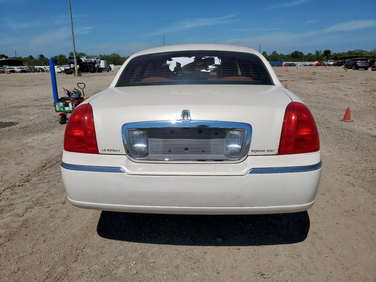 2007 Lincoln Town Car Signature Limited VIN: 1LNHM82W57Y638324 Lot: 84647375