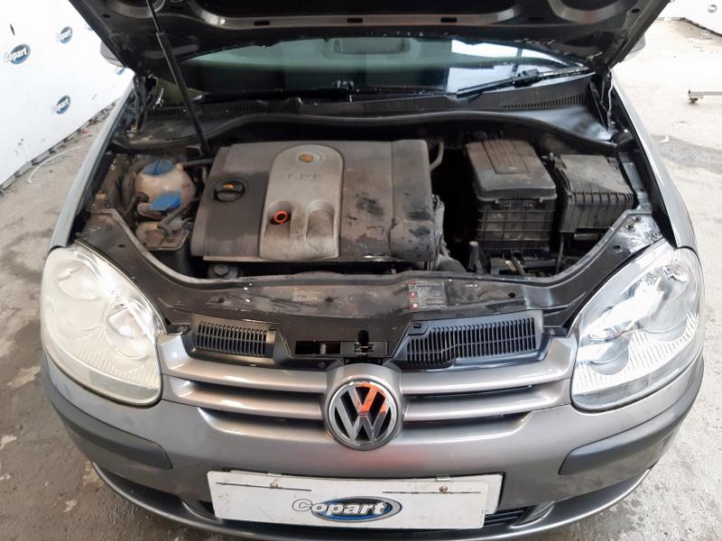 2004 VOLKSWAGEN GOLF FSI SE 