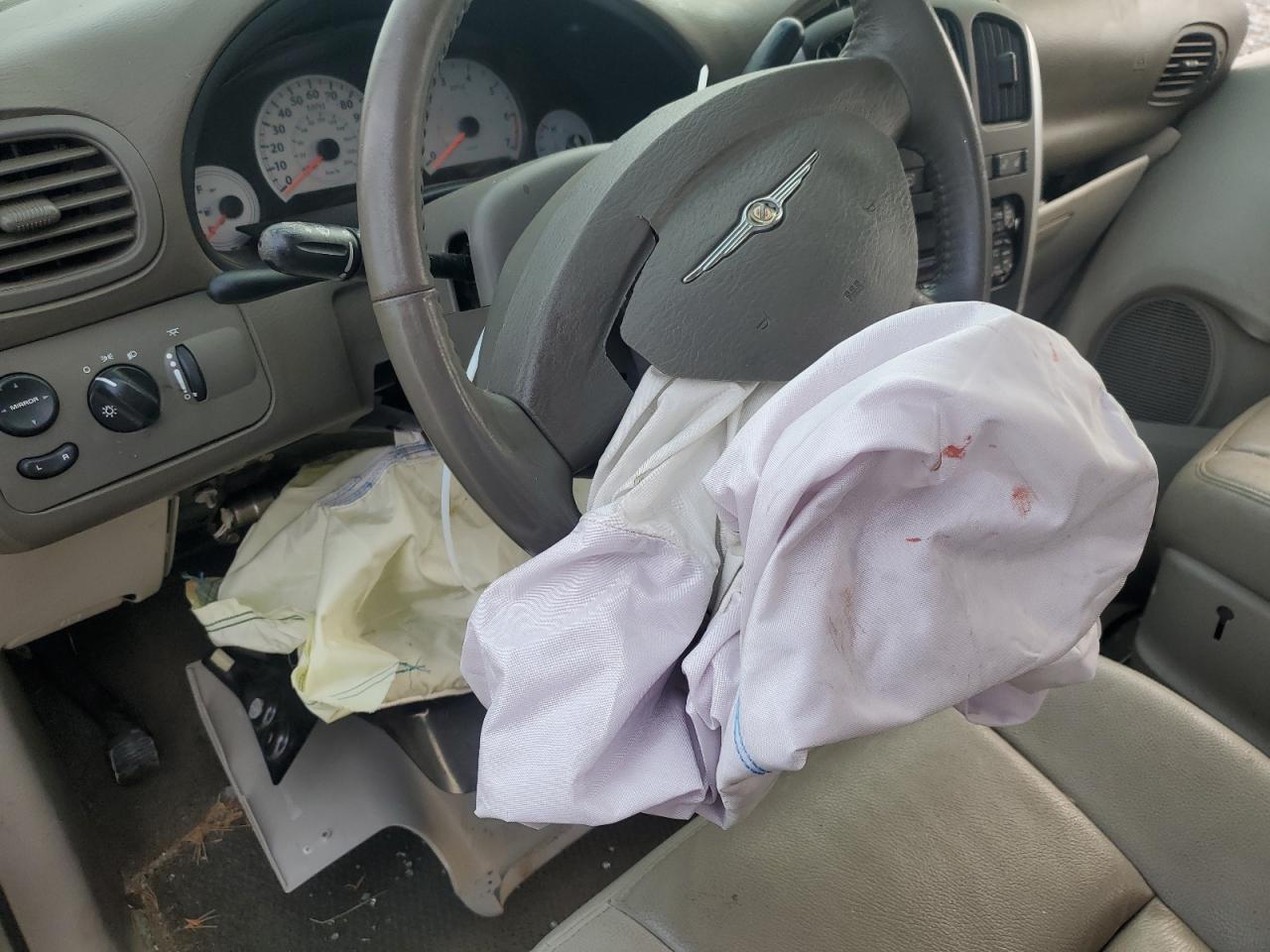 2005 Chrysler Town & Country Touring VIN: 2C4GP54L15R600583 Lot: 81828085