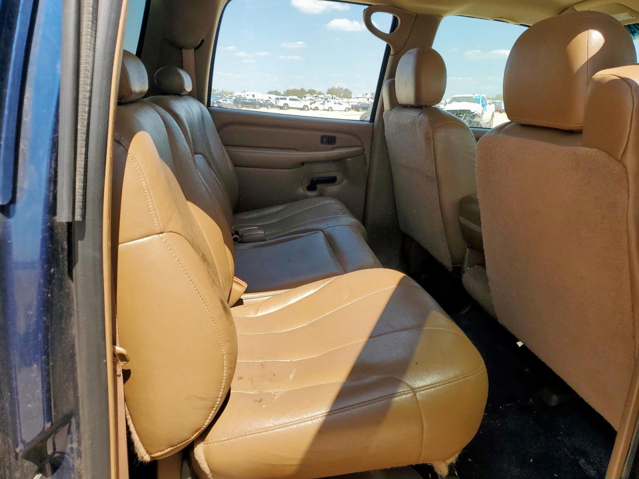 2000 Chevrolet Suburban C1500 VIN: 3GNEC16T3YG208182 Lot: 81924095