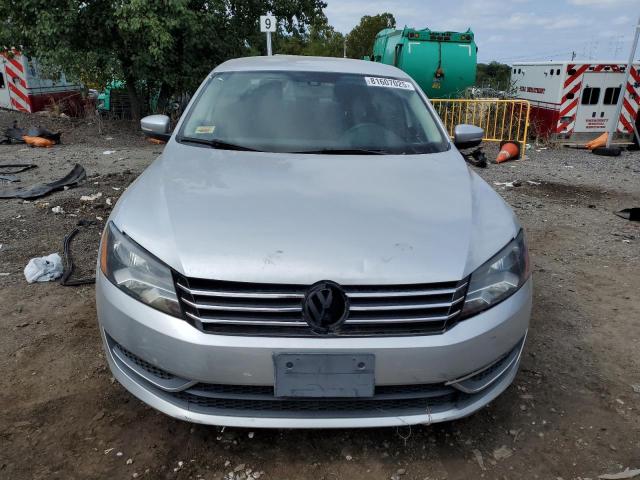Sedans VOLKSWAGEN PASSAT 2014 Srebrny