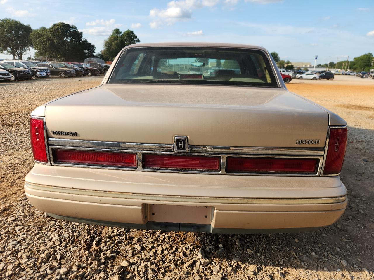 1996 Lincoln Town Car Executive VIN: 1LNLM81W9TY702967 Lot: 71869405