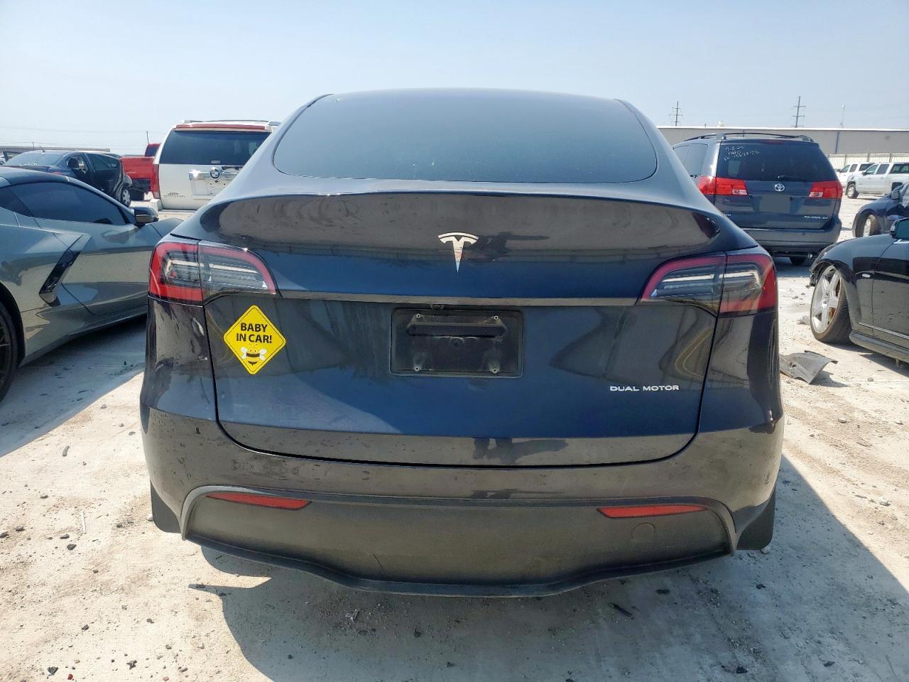 2024 Tesla Model Y VIN: 7SAYGDEE3RA272860 Lot: 70553955