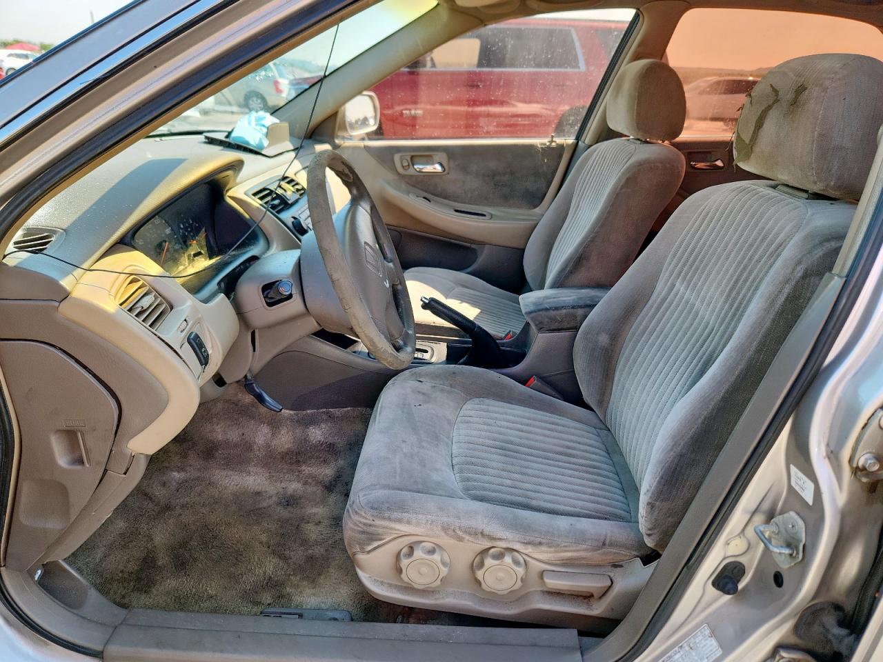 1998 Honda Accord Lx VIN: 1HGCG564XWA044060 Lot: 81098625