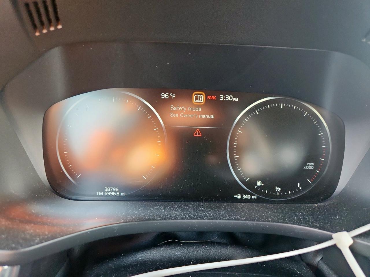 2018 Volvo Xc60 T6 R-Design VIN: LYVA22RM9JB117015 Lot: 83844395