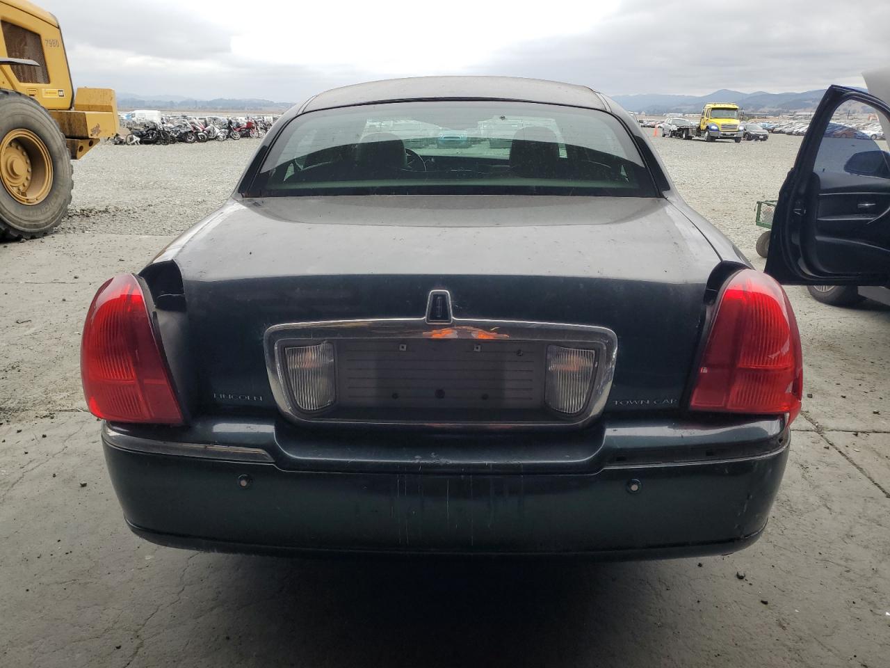 2003 Lincoln Town Car Signature VIN: 1LNHM82W13Y618811 Lot: 84031755