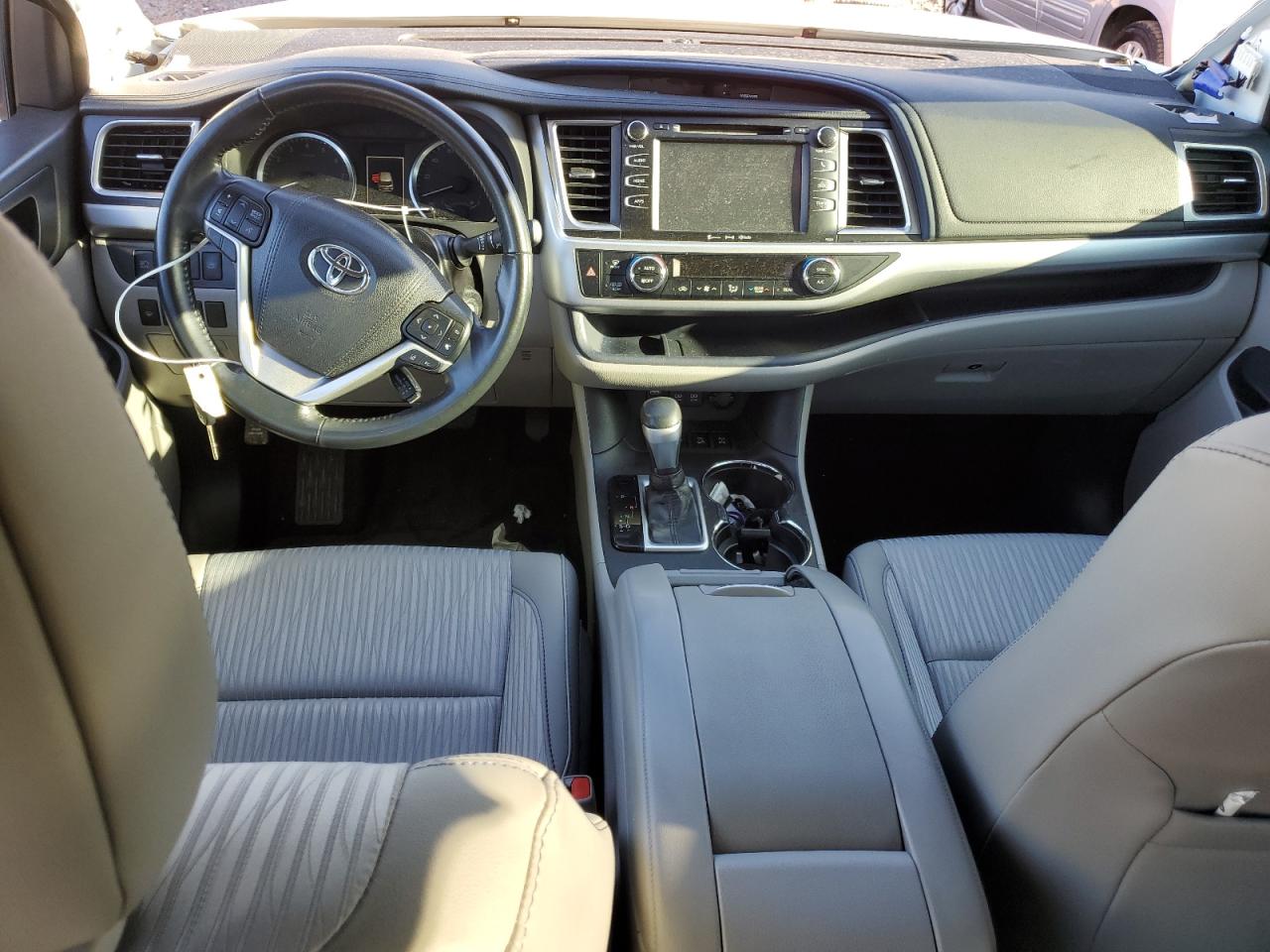 2018 Toyota Highlander Le VIN: 5TDBZRFH6JS855512 Lot: 81901535