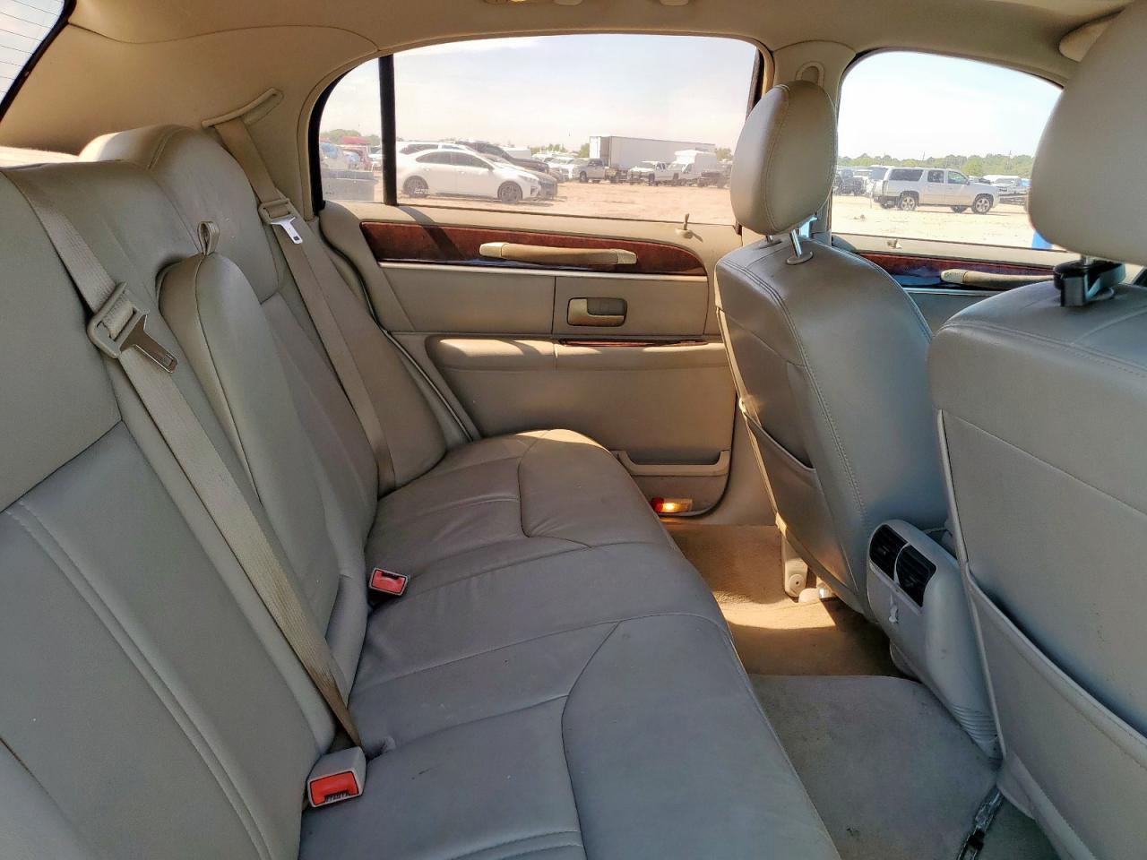 2007 Lincoln Town Car Signature Limited VIN: 1LNHM82W57Y638324 Lot: 84647375