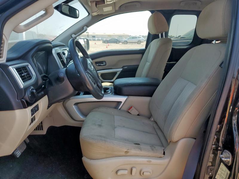  NISSAN TITAN 2017 Czarny