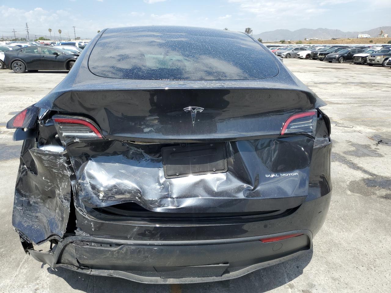 2025 Tesla Model Y VIN: 7SAYGAEE7SF305480 Lot: 70413335