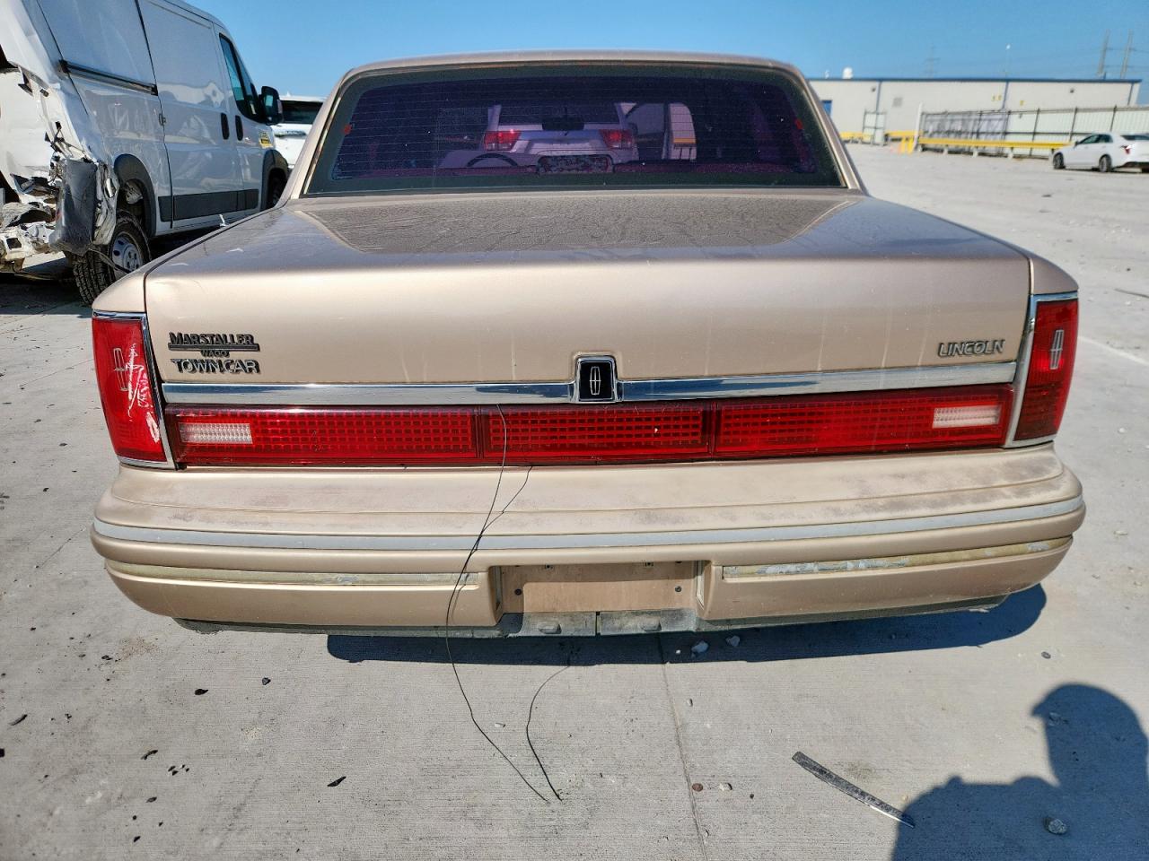 1993 Lincoln Town Car Executive VIN: 1LNLM81W0PY774243 Lot: 83983865