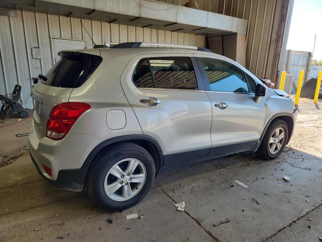  CHEVROLET TRAX 2018 Srebrny