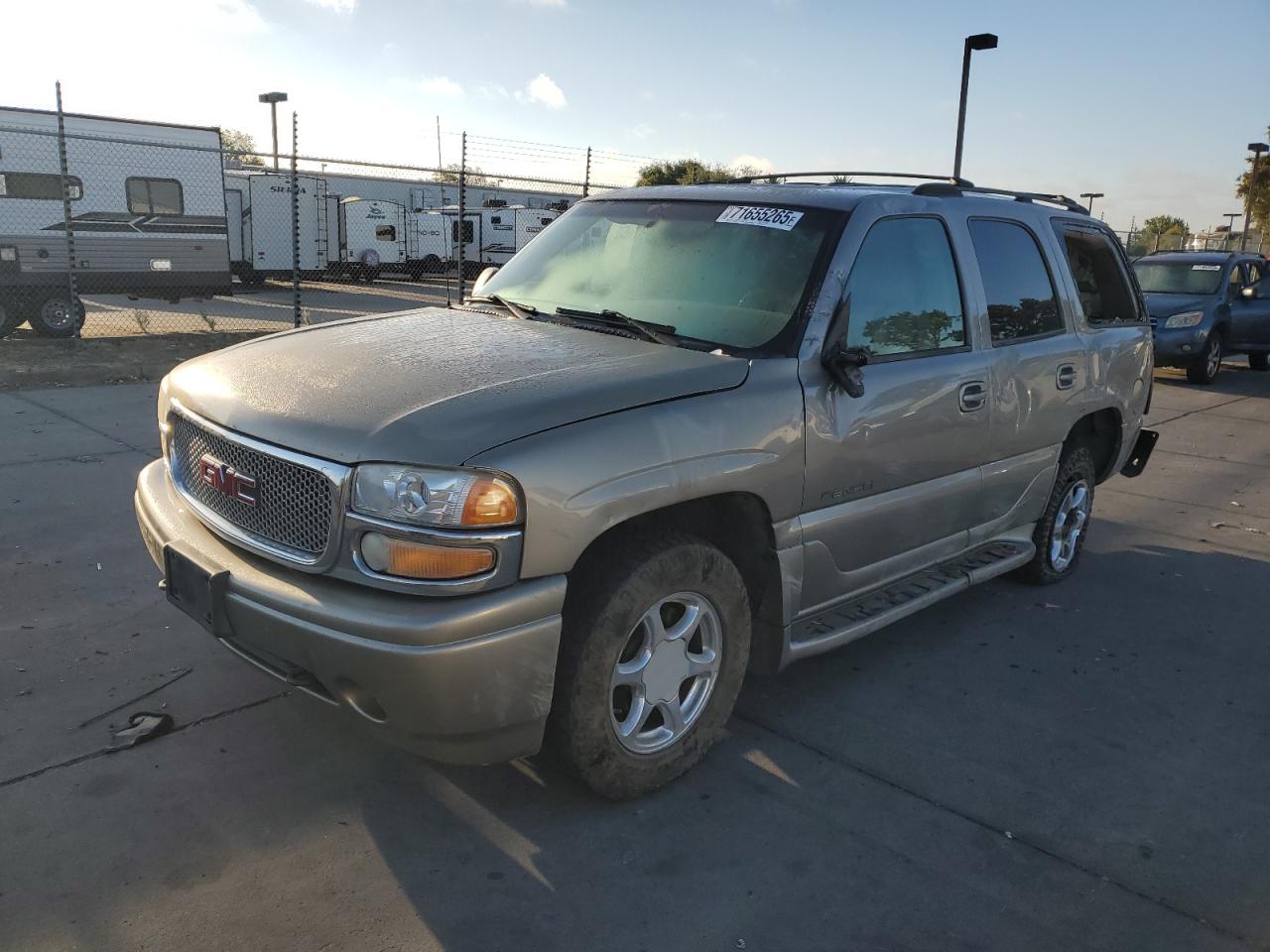 GMC DENALI 2001. Lot# 71655265. VIN 1GKEK63U91J287940. Photo 1