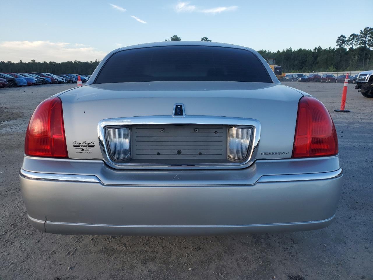 2008 Lincoln Town Car Signature Limited VIN: 2LNHM82W98X649747 Lot: 71495455