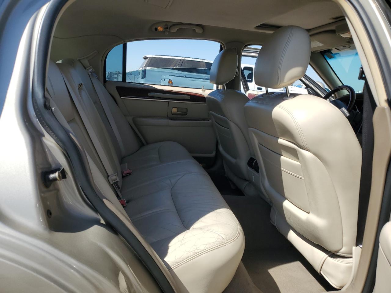 2005 Lincoln Town Car Signature Limited VIN: 1LNHM82W25Y634888 Lot: 80805495