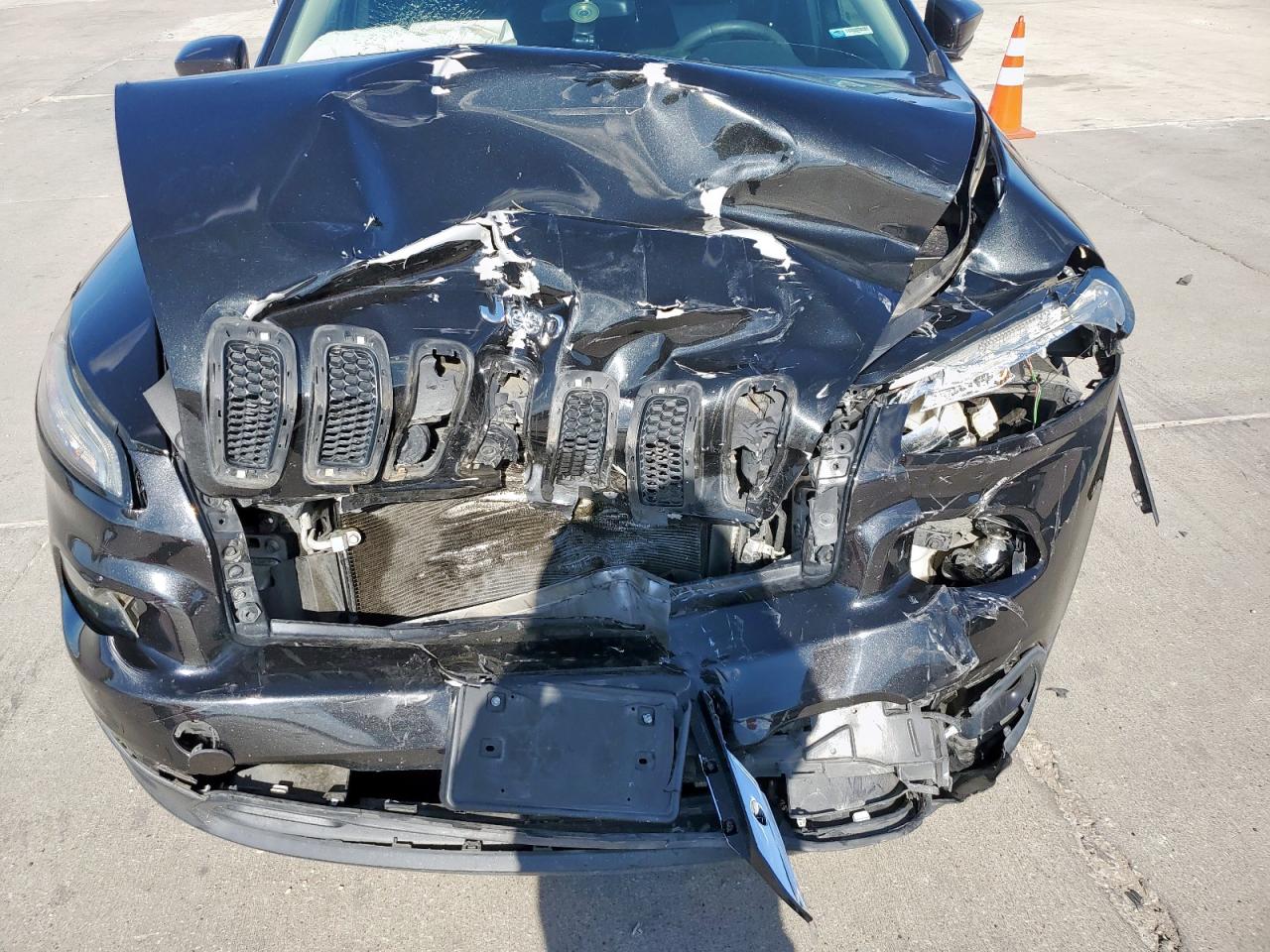 2014 Jeep Cherokee Latitude VIN: 1C4PJLCS1EW117181 Lot: 83802585