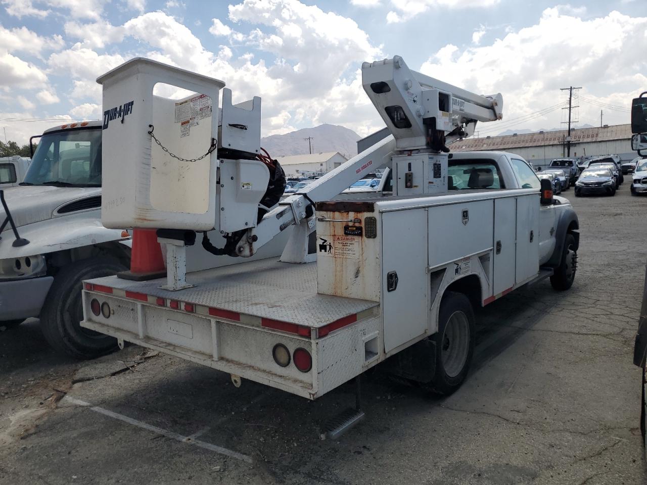 2016 Ford F550 Super Duty Bucket Truck VIN: 1FDUF5GTXGED33182 Lot: 81431785