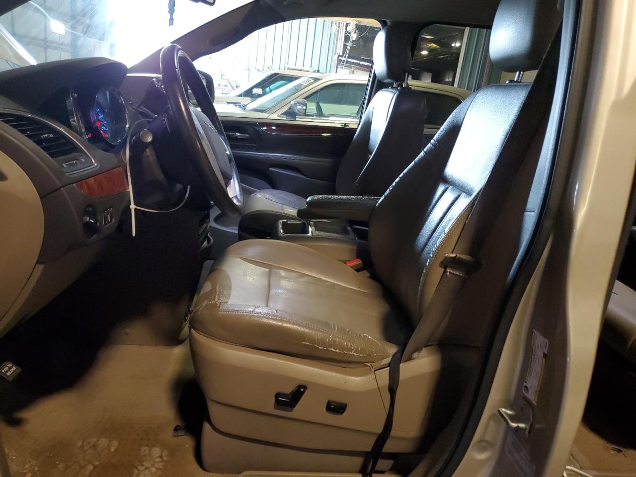 2015 Chrysler Town & Country Touring VIN: 2C4RC1BG0FR661895 Lot: 81048075