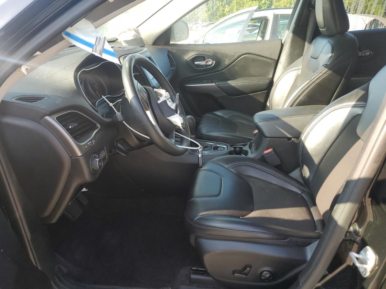 2019 Jeep Cherokee Latitude Plus VIN: 1C4PJMLB5KD195220 Lot: 71966205