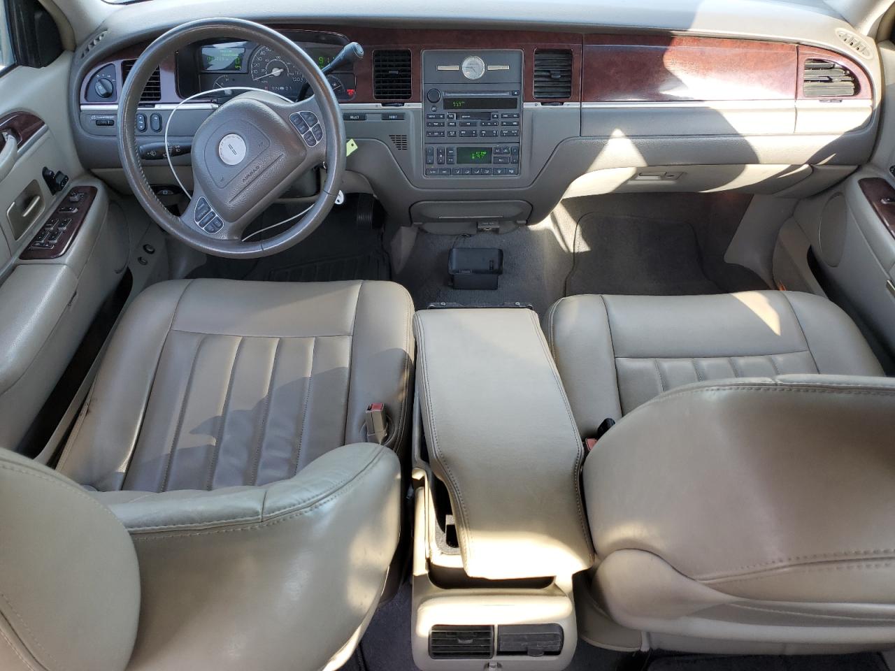 2004 Lincoln Town Car Executive VIN: 1LNHM81W64Y657042 Lot: 82072875