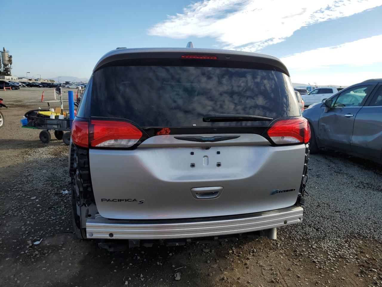 2020 Chrysler Pacifica Hybrid Touring L VIN: 2C4RC1L71LR242402 Lot: 70153835