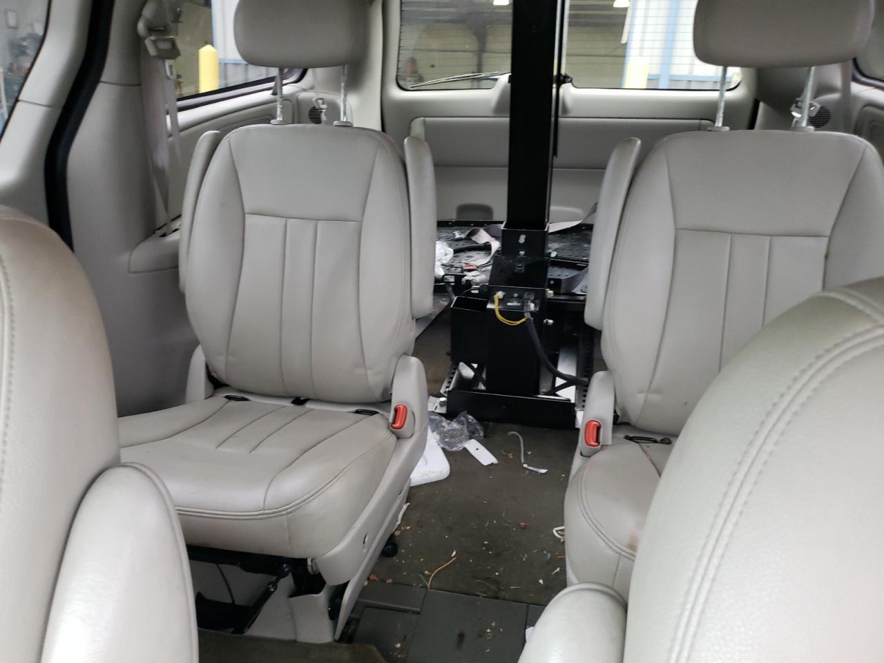 2005 Chrysler Town & Country Touring VIN: 2C8GP54L35R470739 Lot: 81832705