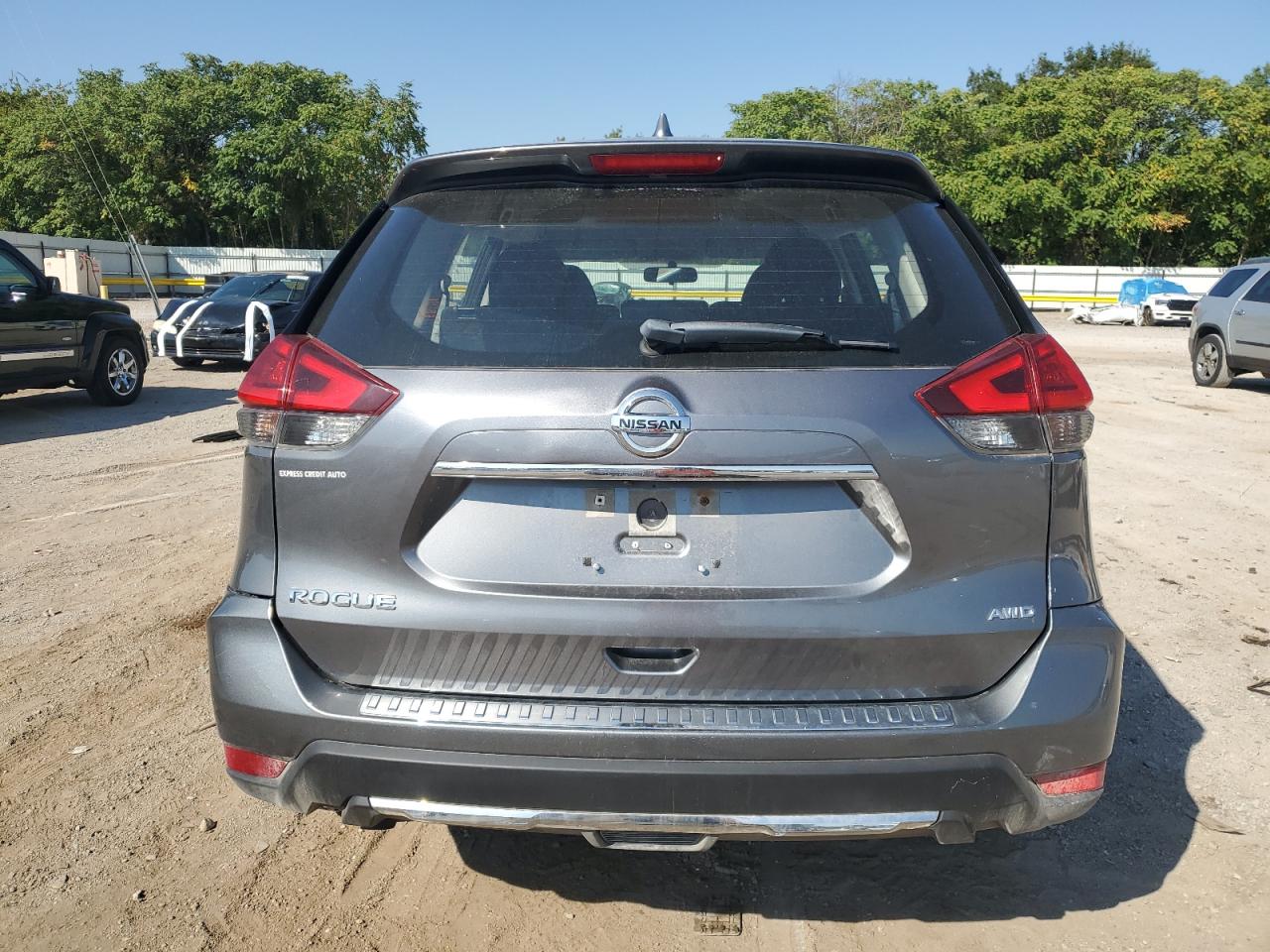 2017 Nissan Rogue S VIN: JN8AT2MV2HW262063 Lot: 83952725