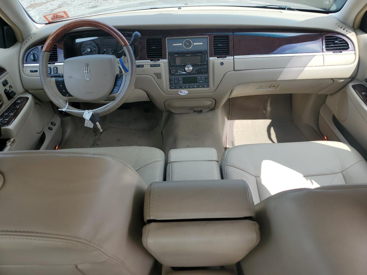 2008 Lincoln Town Car Signature Limited VIN: 2LNHM82V38X648732 Lot: 71407335