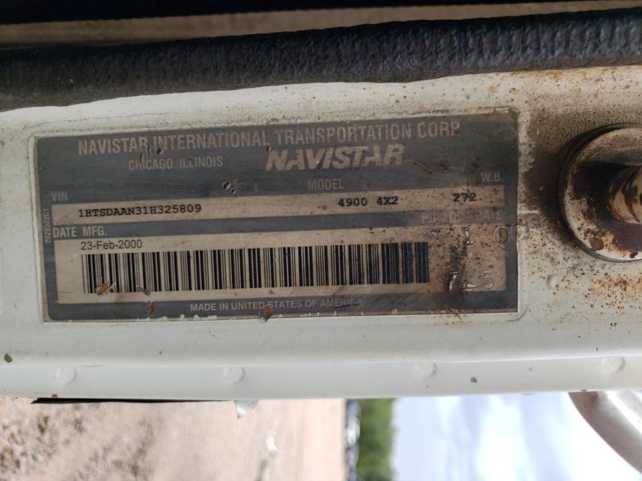 2001 International 4900 Roll-Off Container Truck VIN: 1HTSDAAN31H325809 Lot: 82050485