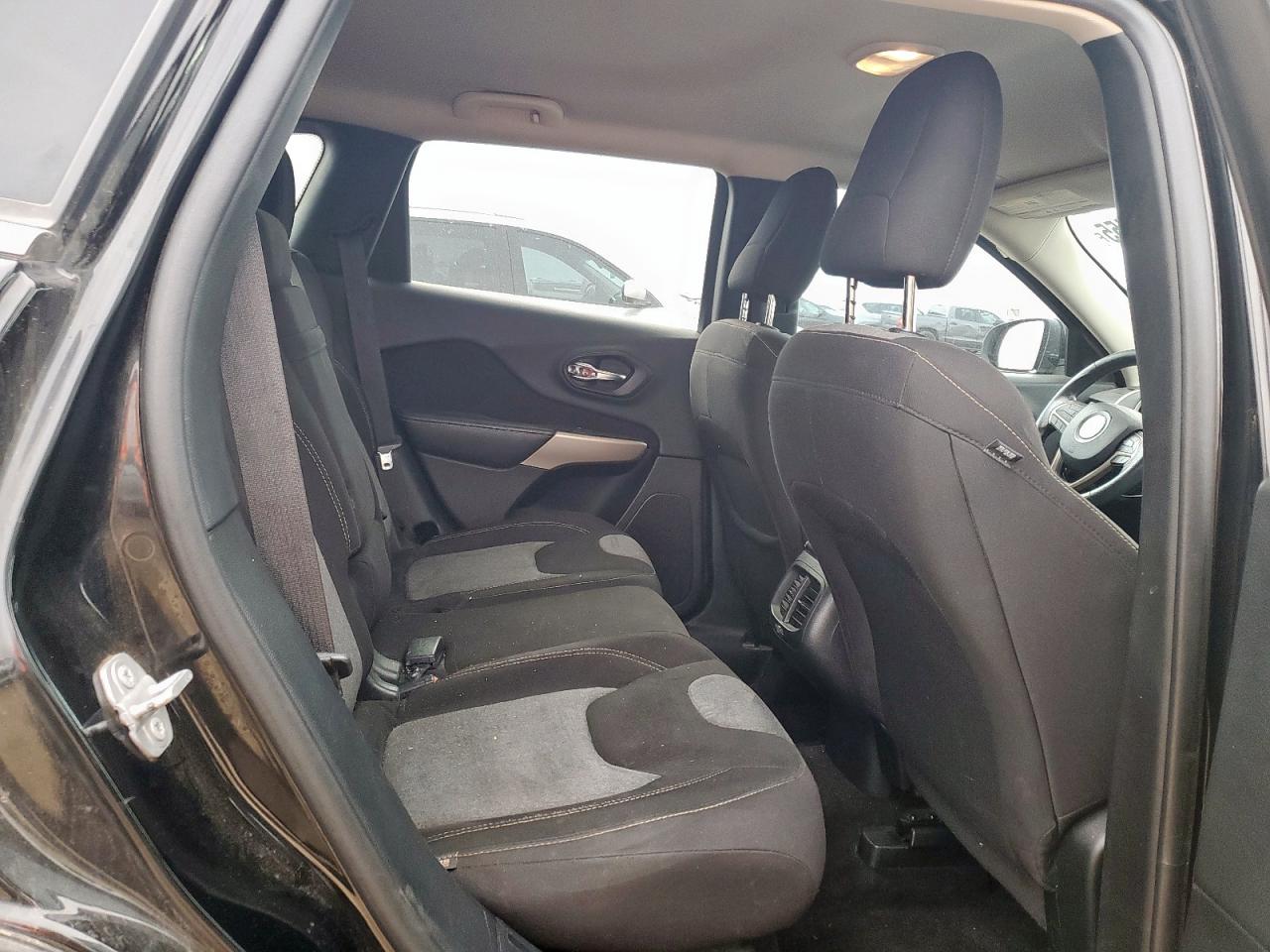 2018 Jeep Cherokee Latitude VIN: 1C4PJLCB1JD572750 Lot: 83838455