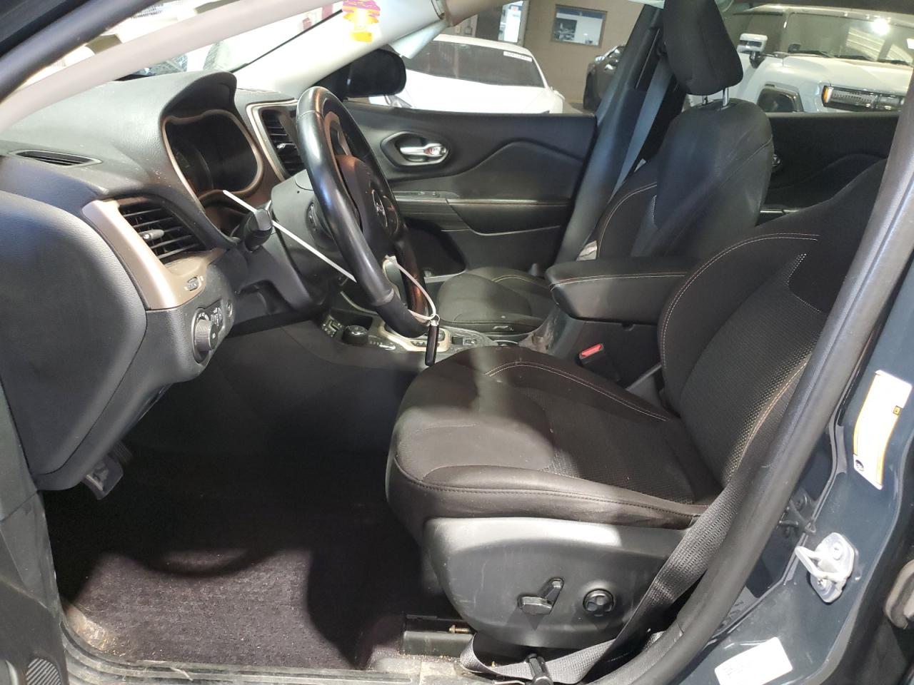 2016 Jeep Cherokee Latitude VIN: 1C4PJMCS2GW321223 Lot: 80162555