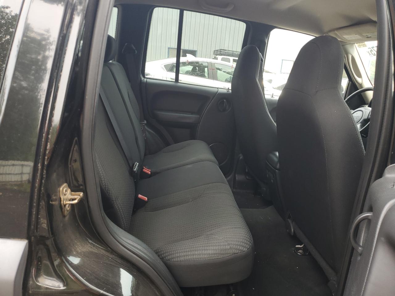 2004 Jeep Liberty Sport VIN: 1J4GK48K44W257052 Lot: 71272575